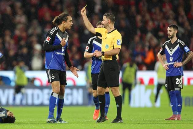 Yussuf Poulsen (Hamburger SV) erhaelt die gelbe Karte waehrend des spiels der Bundesliga zwischen 1. FC Köln und Hamburger SV, RheinEnergieSTADION am 02. November 2025 in Köln, Deutschland. (Foto von Oliver Kaelke DeFodi Images) +++ Yussuf Poulsen (Hamburger SV) gets the yellow card during the Bundesliga match between 1. FC Köln and Hamburger SV at RheinEnergieSTADION on November 2, 2025 in Köln, Germany. (Photo by Oliver Kaelke DeFodi Images) DFL regulations prohibit any use of photographs as image sequences and or quasi-video. (Photo by Oliver Kaelke DeFodi Images) Yussuf Poulsen Hamburger SV erhaelt die gelbe Karte waehrend des spiels der Bundesliga zwischen 1 FC Köln und Hamburger SV, RheinEnergieSTADION am 02 November 2025 in Köln, Germany Photo by Oliver Kaelke DeFodi Images Yussuf Poulsen Hamburger SV gets the yellow card during the Bundesliga match between 1 FC Köln and Hamburger SV at RheinEnergieSTADION on November 2, 2025 in Köln, Germany Photo by Oliver Kaelke DeFodi Images DFL regulations prohibit any use of photographs as image sequences and or quasi video Photo by Oliver Kaelke DeFodi Images