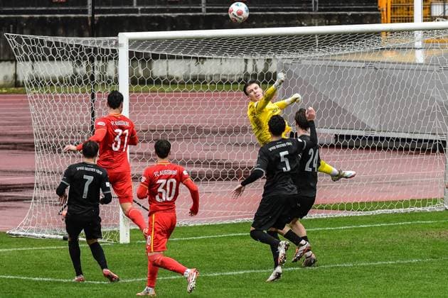 Regionalliga Bayern FC Augsburg II vs SpVgg Greuther Fuerth II, 02 11 2025 Fist defense by Timo Schlieck SpVgg Greuther Fuerth II, 1 , Augsburg, 02 11 2025 16 Matchday of Regionalliga Bayern, FC Augsburg II vs SpVgg Greuther Fuerth II, Augsburg Rosenaustadion Copyright: xBEAUTIFULxSPORTS Märklx