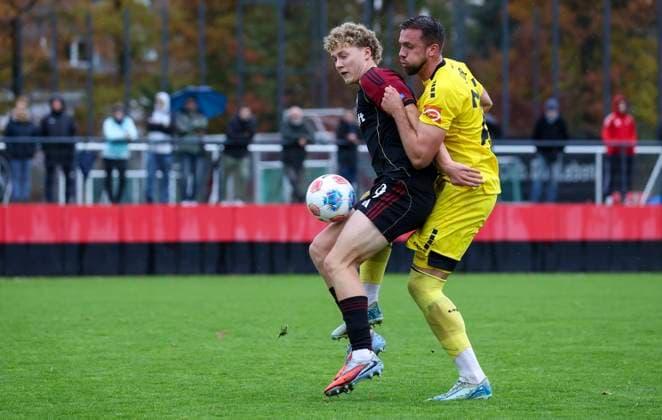 02 11 2025 Soccer season 2025 2026 Regionalliga Bayern 16 matchday 1 FC Nürnberg FCN II Club SpVgg Bayreuth MiOt xmixotx 02 11 2025 Soccer season 2025 2026 Regionalliga Bayern 16 matchday 1 FC Nürnberg FCN II Club SpVgg Bayreuth MiOt xmixotx Alexander Seidel SpVgg Bayreuth, yellow jersey against Piet Scobel