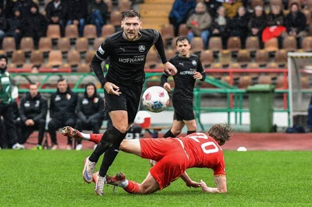 Regionalliga Bayern FC Augsburg II vs SpVgg Greuther Fuerth II, 02 11 2025 Yannick Scholz SpVgg Greuther Fuerth II, 14 on the ball behind him on the ground Fynn Heinze FC Augsburg II, 20 , Augsburg, 02 11 2025 16 Matchday of Regionalliga Bayern, FC Augsburg II vs SpVgg Greuther Fuerth II, Augsburg Rosenaustadion Copyright: xBEAUTIFULxSPORTS Märklx