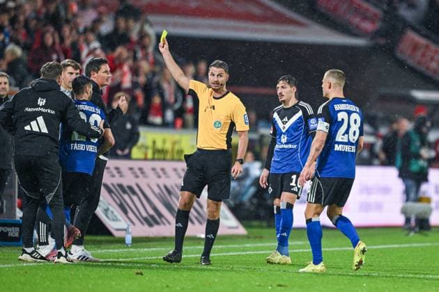 02 11 2025, Football, 1 Bundesliga, Matchday 6 Season 2025 2026, 1 FC Köln Hamburger SV, Referee Daniel Schlager shows coach Merlin Polzin Hamburger SV the yellow card, xRHR PHOTO TKx Copyright: RHR-FOTOx RHR-FOTO TK