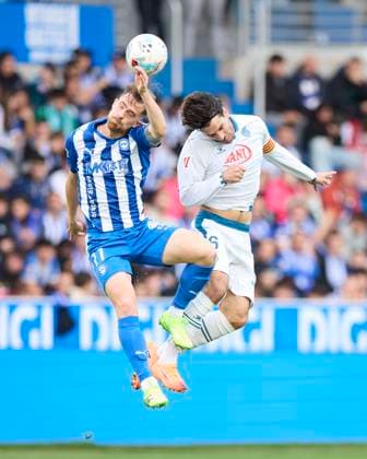 November 2, 2025, Vitoria, Alava, SPAIN: Toni Martinez of Deportivo Alaves competes for the ball with Leandro Cabrera of RCD Espanyol during the LaLiga EA Sports match between Deportivo Alaves and RCD Espanyol at Mendizorrotza on November 2, 2025, in Vitoria, Spain. Vitoria SPAIN - ZUMAa181 20251102_zaa_a181_066 Copyright: xRicardoxLarreinax