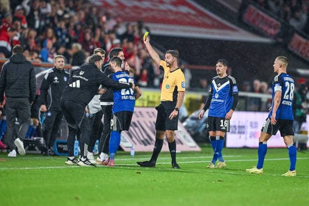 02 11 2025, Football, 1 Bundesliga, Matchday 6 Season 2025 2026, 1 FC Köln Hamburger SV, Referee Daniel Schlager shows coach Merlin Polzin Hamburger SV the yellow card, xRHR PHOTO TKx Copyright: RHR-FOTOx RHR-FOTO TK