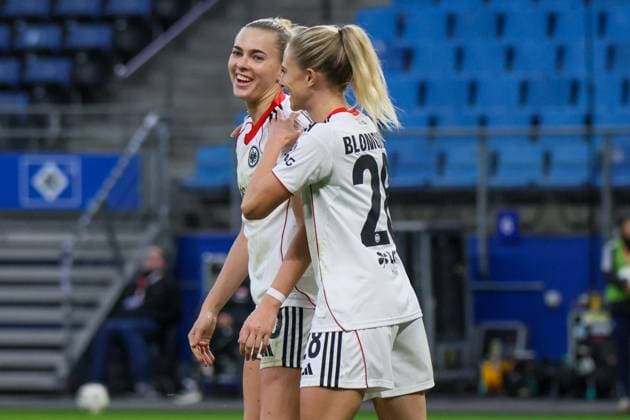 Hamburg, Germany 02 November 2025 1 BL Women 2025 2026 Hamburger SV vs Eintracht Frankfurt In the picture from left goal scorer Laura Freigang Frankfurt scores the goal to 3 0 for Frankfurt and cheers with Rebecka Blomqvist Frankfurt DFB regulations prohibit any use of photographs as image sequences and or quasi video Volksparkstadion Hamburg Copyright: xFotostandx xFantinix