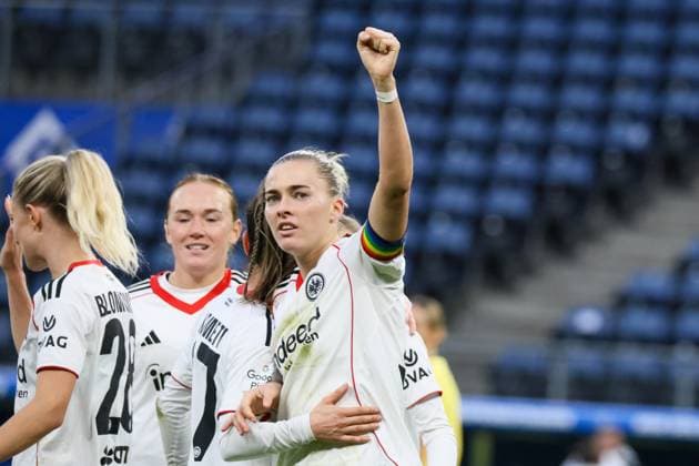 Hamburg, Germany 02 November 2025 1 BL Women 2025 2026 Hamburger SV vs Eintracht Frankfurt In the picture from left the second goal scorer Laura Freigang Frankfurt makes the goal to 3 0 for Frankfurt and cheers DFB regulations prohibit any use of photographs as image sequences and or quasi video Volksparkstadion Hamburg Copyright: xFotostandx xFantinix