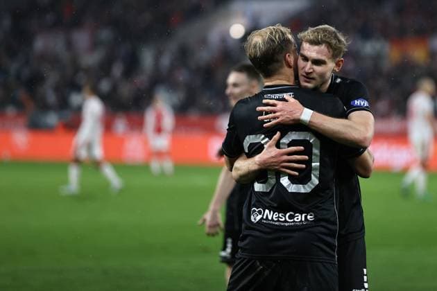 02 11 2025, Football, Men, 3 League 13 Matchday Season 2025 2026 Rot Weiss Essen FC Schweinfurt 05 From left, goal celebration by scorer Johannes Geis FC Schweinfurt 05, 30 and Jakob Tranziska FC Schweinfurt 05, 17