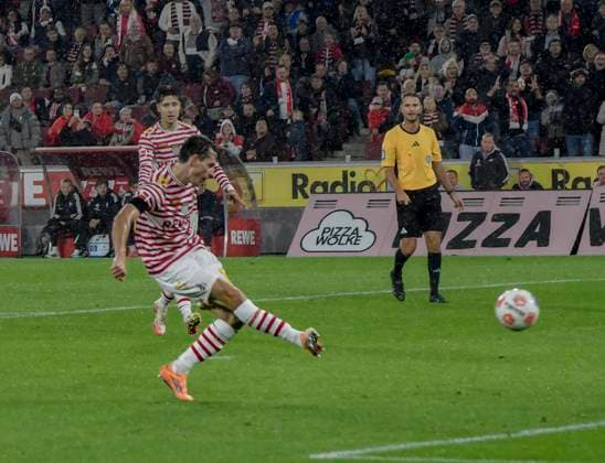 Jakub Kaminski Koeln 16 scores the goal for 4 1 02 11 2025 Soccer 1 FC Koeln vs Hamburger SV, Rheinenergiestadion, Koeln, DFB DFL REGULATIONS PROHIBIT ANY USE OF PHOTOGRAPHS AS IMAGE SEQUENCES AND OR QUASI VIDEO Copyright: xpepphotox xHorstxMauelshagenx pep00321, pep_20251102_hm_188166