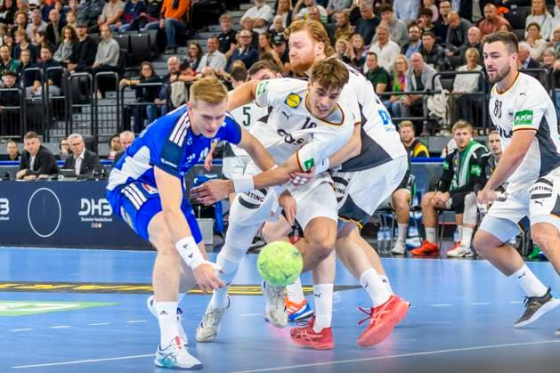 GER, DHB, Friendly match national team Germany vs. Iceland 02 11 2025, SAP Garden, Muenchen, GER, DHB, Friendly match national team Germany vs. Iceland, in the picture Elli i Sn r Vi arsson Ellidi Snaer Vidarsson Iceland 18 in a duel against Julian Köster Koester Germany 18 nordphotoxGmbHx xStraubmeier nph00004