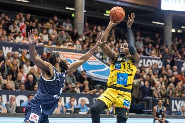 GER, easy Credit Basketball Bundesliga, Syntainics MBC MHP Riesen Ludwigsburg 02 11 2025, Stadthalle, Weißenfels, GER, easy Credit Basketball Bundesliga, Syntainics MBC MHP Riesen Ludwigsburg Yorman Polas Bartolo MHP Riesen Ludwigsburg, 13 , RJ Gunn Syntainics MBC, 21 Â Photo Alexander Trienitz Weißenfels Stadthalle Sachsen Anhalt Germany
