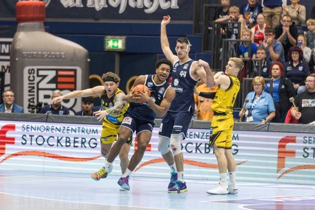 GER, easy Credit Basketball Bundesliga, Syntainics MBC MHP Riesen Ludwigsburg 02 11 2025, Stadthalle, Weißenfels, GER, easy Credit Basketball Bundesliga, Syntainics MBC MHP Riesen Ludwigsburg Marcus Foster Syntainics MBC, 5 , Jure Planinic Syntainics MBC, 44 Â Photo Alexander Trienitz Weißenfels Stadthalle Sachsen Anhalt Germany