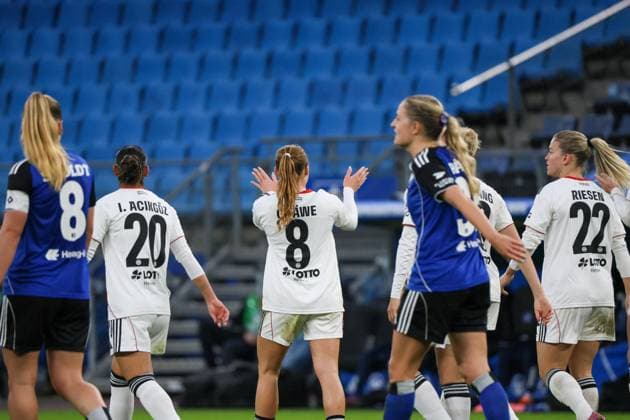 Hamburg, Germany 02 November 2025 1 BL Women 2025 2026 Hamburger SV vs Eintracht Frankfurt In the picture goal scorer Lisanne Gräwe Graewe Frankfurt , center in the picture, makes the goal to 4 0 for Frankfurt and cheers DFB regulations prohibit any use of photographs as image sequences and or quasi video Volksparkstadion Hamburg Copyright: xFotostandx xFantinix