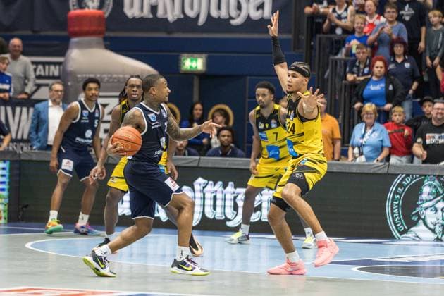 GER, easy Credit Basketball Bundesliga, Syntainics MBC MHP Riesen Ludwigsburg 02 11 2025, Stadthalle, Weißenfels, GER, easy Credit Basketball Bundesliga, Syntainics MBC MHP Riesen Ludwigsburg Charles Callison Syntainics MBC, 23 , Brandon Tischler MHP Riesen Ludwigsburg, 24 Â Photo Alexander Trienitz Weißenfels Stadthalle Sachsen Anhalt Germany