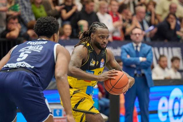 Marcus Foster MBC, 5 , Traveon Buchanan Ludwigsburg, 2 , Syntainics MBC vs MHP Riesen Ludwigsburg, Basketball, Bundesliga, Men, Season 2025 26, 6 Matchday, 02 11 2025 Weissenfels Stadthalle Sachsen Anhalt Germany