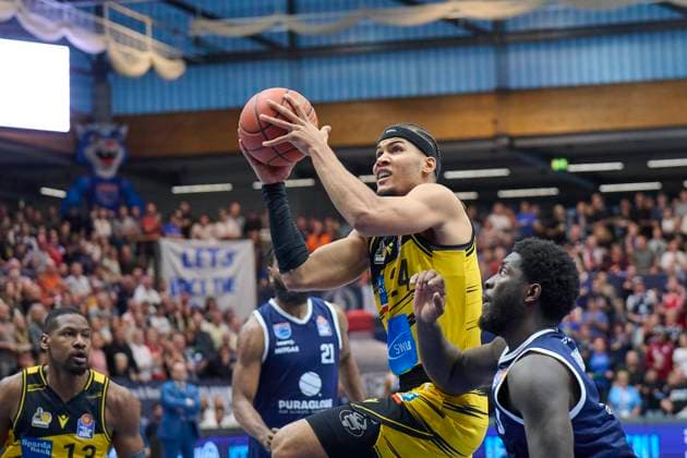 Brandon Tischler Ludwigsburg, 24 , Khyri Thomas MBC, 0 , Syntainics MBC vs MHP Riesen Ludwigsburg, Basketball, Bundesliga, Men, Season 2025 26, 6 Matchday, 02 11 2025 Weissenfels Stadthalle Sachsen Anhalt Germany