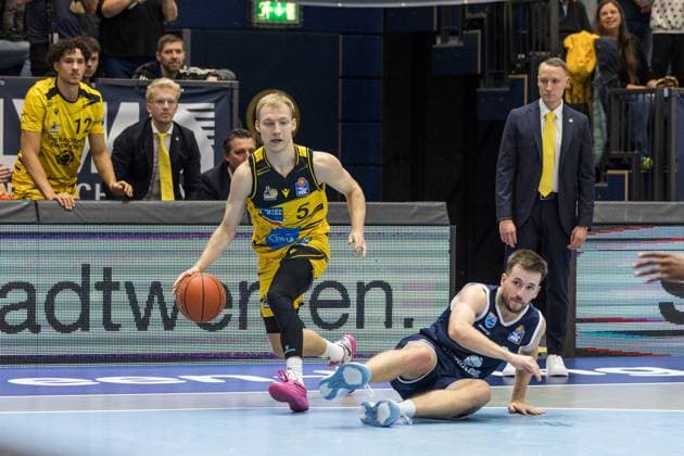 GER, easy Credit Basketball Bundesliga, Syntainics MBC MHP Riesen Ludwigsburg 02 11 2025, Stadthalle, Weißenfels, GER, easy Credit Basketball Bundesliga, Syntainics MBC MHP Riesen Ludwigsburg Toms Skuja MHP Riesen Ludwigsburg, 5 , Spencer Reaves Syntainics MBC, 31 Â Photo Alexander Trienitz Weißenfels Stadthalle Sachsen Anhalt Germany