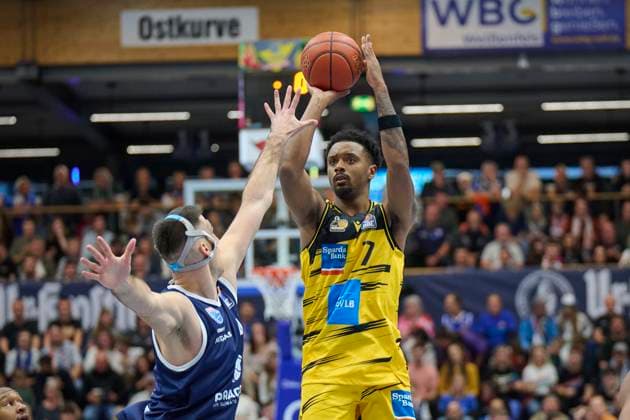 Jure Planinic MBC, 44 , Elijah Hughes Ludwigsburg, 7 , Syntainics MBC vs MHP Riesen Ludwigsburg, Basketball, Bundesliga, Men, Season 2025 26, 6 Matchday, 02 11 2025 Weissenfels Stadthalle Sachsen Anhalt Germany