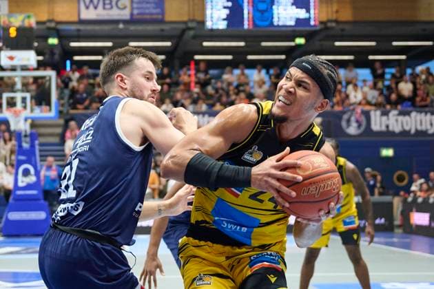 Spencer Reaves MBC, 31 , Brandon Tischler Ludwigsburg, 24 , Syntainics MBC vs MHP Riesen Ludwigsburg, Basketball, Bundesliga, Men, Season 2025 26, 6 Matchday, 02 11 2025 Weissenfels Stadthalle Sachsen Anhalt Germany