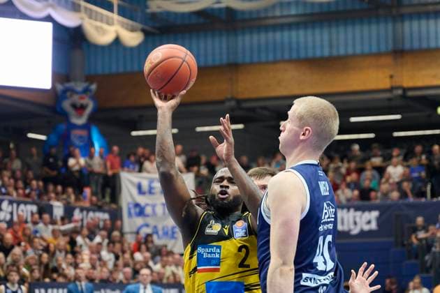 Traveon Buchanan Ludwigsburg, 2 , Collin Welp MBC, 40 , Syntainics MBC vs MHP Riesen Ludwigsburg, Basketball, Bundesliga, Men, Season 2025 26, 6 Matchday, 02 11 2025 Weissenfels Stadthalle Sachsen Anhalt Germany