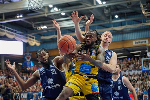 RJ Gunn MBC, 21 , Traveon Buchanan Ludwigsburg, 2 , Collin Welp MBC, 40 , Syntainics MBC vs MHP Riesen Ludwigsburg, Basketball, Bundesliga, Men, Season 2025 26, 6 Matchday, 02 11 2025 Weissenfels Stadthalle Sachsen Anhalt Germany
