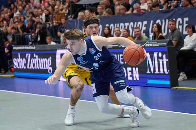 Perttu Blomgren MBC, 20 , Booker Coplin Ludwigsburg, 9 , Syntainics MBC vs MHP Riesen Ludwigsburg, Basketball, Bundesliga, Men, Season 2025 26, 6 Matchday, 02 11 2025 Weissenfels Stadthalle Sachsen Anhalt Germany