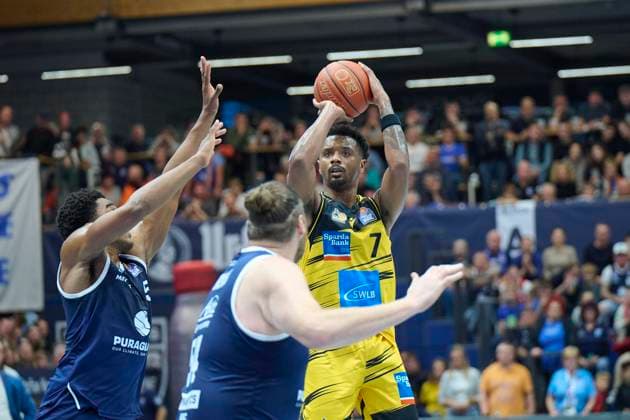 Marcus Foster MBC, 5 , John Bryant MBC, 54 , Elijah Hughes Ludwigsburg, 7 , Syntainics MBC vs MHP Riesen Ludwigsburg, Basketball, Bundesliga, Men, Season 2025 26, 6 Matchday, 02 11 2025 Weissenfels Stadthalle Sachsen Anhalt Germany