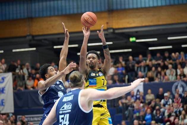 Marcus Foster MBC, 5 , John Bryant MBC, 54 , Elijah Hughes Ludwigsburg, 7 , Syntainics MBC vs MHP Riesen Ludwigsburg, Basketball, Bundesliga, Men, Season 2025 26, 6 Matchday, 02 11 2025 Weissenfels Stadthalle Sachsen Anhalt Germany