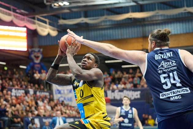 Babacar Sane Ludwigsburg, 0 , John Bryant MBC, 54 , Syntainics MBC vs MHP Riesen Ludwigsburg, Basketball, Bundesliga, Men, Season 2025 26, 6 Matchday, 02 11 2025 Weissenfels Stadthalle Sachsen Anhalt Germany