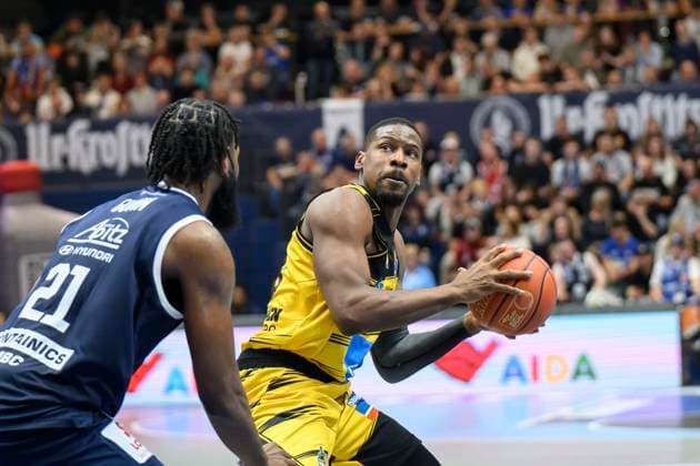 RJ Gunn MBC, 21 , Yorman Polas Bartolo Ludwigsburg, 13 , Syntainics MBC vs MHP Riesen Ludwigsburg, Basketball, Bundesliga, Men, Season 2025 26, 6 Matchday, 02 11 2025 Weissenfels Stadthalle Sachsen Anhalt Germany