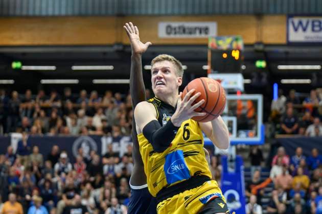 Johannes Patrick Ludwigsburg, 6 , Khyri Thomas MBC, 0 , Syntainics MBC vs MHP Riesen Ludwigsburg, Basketball, Bundesliga, Men, Season 2025 26, 6 Matchday, 02 11 2025 Weissenfels Stadthalle Sachsen Anhalt Germany