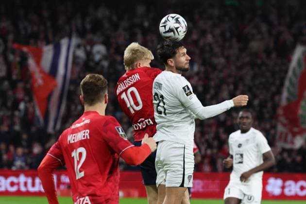FOOTBALL : LOSC Lille vs Angers - Ligue 1 J11 - 02 11 2025 Hakon HARALDSSON (LOSC Lille) et Jordan LEFORT (Angers SCO) lors du match LOSC Lille vs Angers, Ligue 1 J11, Decathlon Arena stade Pierre Mauroy, le 2 novembre 2025 - photo Laurent Sanson PsnewZ  Copyright: xLaurentxSANSONx xPsnewZx