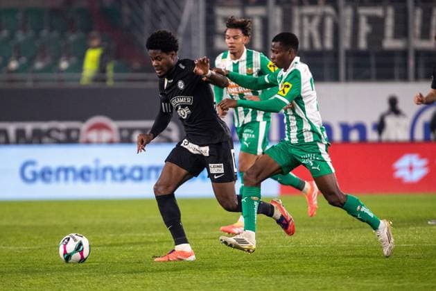 SOCCER - BL, Rapid vs Sturm VIENNA,AUSTRIA,02.NOV.25 - SOCCER - ADMIRAL Bundesliga, SK Rapid Wien vs SK Sturm Graz. Image shows Tochi Phil Chukwuani (Sturm) and Romeo Amane (Rapid).  GEPAxpictures xPhilippxBrem