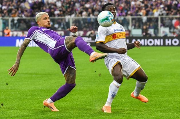Dodo Domilson Cordeiro Dos Santos (Fiorentina) fights for the ball against Lameck Banda (Lecce) during ACF Fiorentina vs US Lecce, Italian soccer Serie A match in Florence, Italy, November 02 2025  Copyright: xFabioxFagiolini IPAxSportx xipa-agency.netx xx IPA_67404131 IPA_Agency_IPA67404131