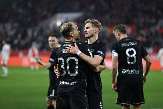 02 11 2025, Football, Men, 3 League 13 Matchday Season 2025 2026 Rot Weiss Essen FC Schweinfurt 05 From left, goal celebration by scorer Johannes Geis FC Schweinfurt 05, 30 and Jakob Tranziska FC Schweinfurt 05, 17