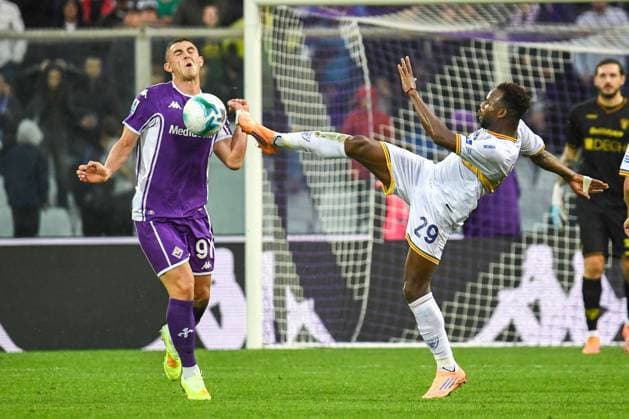 Roberto Piccoli (Fiorentina) hampered by Lassana Coulibaly (Lecce) during ACF Fiorentina vs US Lecce, Italian soccer Serie A match in Florence, Italy, November 02 2025  Copyright: xFabioxFagiolini IPAxSportx xipa-agency.netx xx IPA_67404485 IPA_Agency_IPA67404485