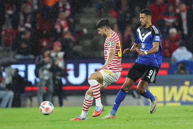 Cenk Özkancar (1. FC Koeln) und Robert Glatzel (Hamburger SV) im Zweikampf waehrend des spiels der Bundesliga zwischen 1. FC Köln und Hamburger SV, RheinEnergieSTADION am 02. November 2025 in Köln, Deutschland. (Foto von Oliver Kaelke DeFodi Images) +++ Cenk Özkancar (1. FC Koeln) und Robert Glatzel (Hamburger SV) battle for the ball during the Bundesliga match between 1. FC Köln and Hamburger SV at RheinEnergieSTADION on November 2, 2025 in Köln, Germany. (Photo by Oliver Kaelke DeFodi Images) DFL regulations prohibit any use of photographs as image sequences and or quasi-video. (Photo by Oliver Kaelke DeFodi Images) Cenk Özkancar 1 FC Koeln und Robert Glatzel Hamburger SV im Zweikampf waehrend des spiels der Bundesliga zwischen 1 FC Köln und Hamburger SV, RheinEnergieSTADION am 02 November 2025 in Köln, Germany Photo by Oliver Kaelke DeFodi Images Cenk Özkancar 1 FC Koeln und Robert Glatzel Hamburger SV battle for the ball during the Bundesliga match between 1 FC Köln and Hamburger SV at RheinEnergieSTADION on November 2, 2025 in Köln, Germany Photo by Oliver Kaelke DeFodi Images DFL regulations prohibit any use of photographs as image sequences and or quasi video Photo by Oliver Kaelke DeFodi Images