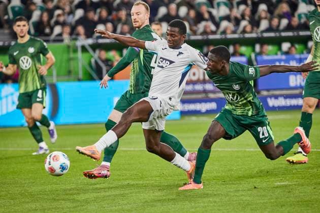 Andrej Kramaric TSG 1899 Hoffenheim 27 Sael Kumbedi VfL Wolfsburg 26 VfL Wolfsburg vs TSG 1899 Hoffenheim, Soccer Bundesliga, BL, Buli, Matchday 9, Season 2025 2026 02 11 2025 Press photo Jan Frederic Helbig VfL Wolfsburg vs TSG 1899 Hoffenheim, Soccer Bundesliga, BL, Buli, Volkswagen Arena, 1 Bundesliga, Matchday 9, Season 2025 2026, 02 11 2025 Wolfsburg Copyright: xEibner-Pressefoto Jan-FredericxHelbigx EP_JHG