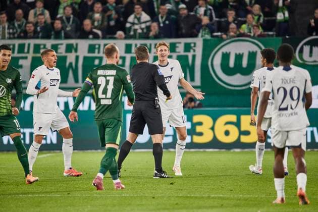 Wouter Burger TSG 1899 Hoffenheim 18 complains referee VfL Wolfsburg vs TSG 1899 Hoffenheim, Soccer Bundesliga, BL, Buli, Matchday 9, Season 2025 2026 02 11 2025 Press photo Jan Frederic Helbig VfL Wolfsburg vs TSG 1899 Hoffenheim, Soccer Bundesliga, BL, Buli, Volkswagen Arena, 1 Bundesliga, Matchday 9, Season 2025 2026, 02 11 2025 Wolfsburg Copyright: xEibner-Pressefoto Jan-FredericxHelbigx EP_JHG