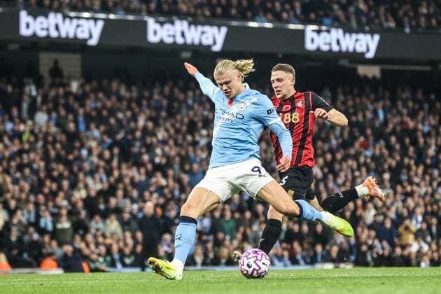 Premier League Manchester City v Bournemouth Erling Haaland of Manchester City scores to make it 1-0 during the Premier League match Manchester City vs Bournemouth at Etihad Stadium, Manchester, United Kingdom, 2nd November 2025 (Photo by Alfie Cosgrove News Images) Manchester Etihad Stadium Manchester United, ManU Kingdom Copyright: xAlfiexCosgrove NewsxImagesx