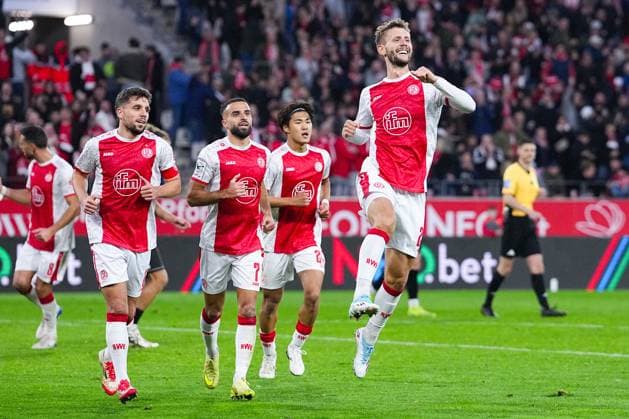 02.11.2025, xydrx, Fußball, 3.Liga, Rot-Weiss Essen - 1.FC Schweinfurt 05, Saison 2025 2026, Stadion an der Hafenstraße: Torjubel nach dem Tor zum 1:0 für Rot-Weiss Essen durch Torschütze Torben Muesel (Rot-Weiss Essen 26) zusammen mit xxx und xxx DFB regulations prohibit any use of photographs as image sequences and or quasi-video. Nordrhein-Westfahlen Deutschland