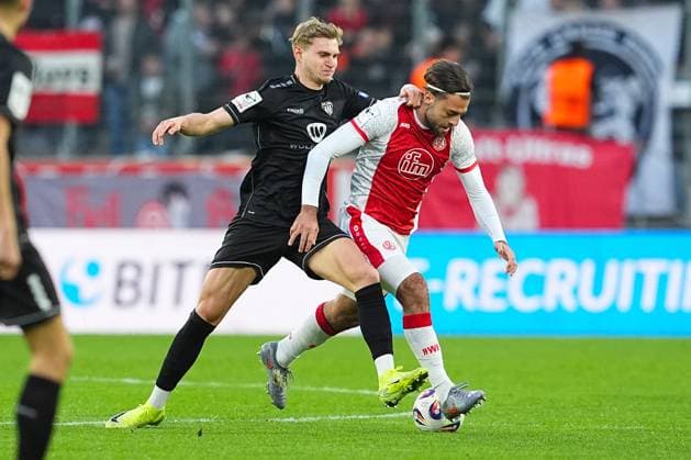 02.11.2025, xydrx, Fußball, 3.Liga, Rot-Weiss Essen - 1.FC Schweinfurt 05, Saison 2025 2026, Stadion an der Hafenstraße: Jakob Tranziska (1.FC Schweinfurt 05 17) im Zweikampf gegen Jose-Enrique Rios Alonso (Rot-Weiss Essen 23) DFB regulations prohibit any use of photographs as image sequences and or quasi-video. Nordrhein-Westfahlen Deutschland