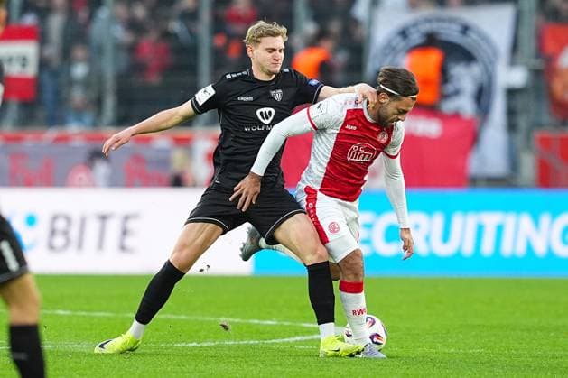 02.11.2025, xydrx, Fußball, 3.Liga, Rot-Weiss Essen - 1.FC Schweinfurt 05, Saison 2025 2026, Stadion an der Hafenstraße: Jakob Tranziska (1.FC Schweinfurt 05 17) im Zweikampf gegen Jose-Enrique Rios Alonso (Rot-Weiss Essen 23) DFB regulations prohibit any use of photographs as image sequences and or quasi-video. Nordrhein-Westfahlen Deutschland