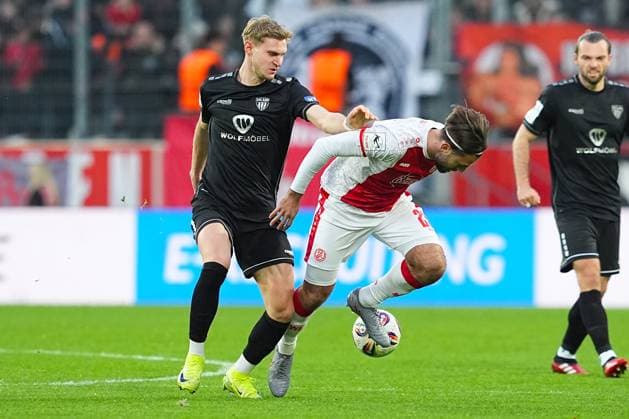 02.11.2025, xydrx, Fußball, 3.Liga, Rot-Weiss Essen - 1.FC Schweinfurt 05, Saison 2025 2026, Stadion an der Hafenstraße: Jakob Tranziska (1.FC Schweinfurt 05 17) im Zweikampf gegen Jose-Enrique Rios Alonso (Rot-Weiss Essen 23) DFB regulations prohibit any use of photographs as image sequences and or quasi-video. Nordrhein-Westfahlen Deutschland