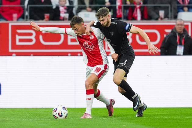 02.11.2025, xydrx, Fußball, 3.Liga, Rot-Weiss Essen - 1.FC Schweinfurt 05, Saison 2025 2026, Stadion an der Hafenstraße: Marvin Obuz (Rot-Weiss Essen 10) im Zweikampf gegen Luca Trslic (1.FC Schweinfurt 05 18) DFB regulations prohibit any use of photographs as image sequences and or quasi-video. Nordrhein-Westfahlen Deutschland