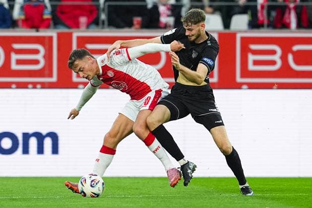 02.11.2025, xydrx, Fußball, 3.Liga, Rot-Weiss Essen - 1.FC Schweinfurt 05, Saison 2025 2026, Stadion an der Hafenstraße: Marvin Obuz (Rot-Weiss Essen 10) im Zweikampf gegen Luca Trslic (1.FC Schweinfurt 05 18) DFB regulations prohibit any use of photographs as image sequences and or quasi-video. Nordrhein-Westfahlen Deutschland