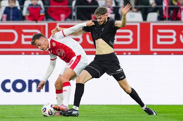 02.11.2025, xydrx, Fußball, 3.Liga, Rot-Weiss Essen - 1.FC Schweinfurt 05, Saison 2025 2026, Stadion an der Hafenstraße: Marvin Obuz (Rot-Weiss Essen 10) im Zweikampf gegen Luca Trslic (1.FC Schweinfurt 05 18) DFB regulations prohibit any use of photographs as image sequences and or quasi-video. Nordrhein-Westfahlen Deutschland