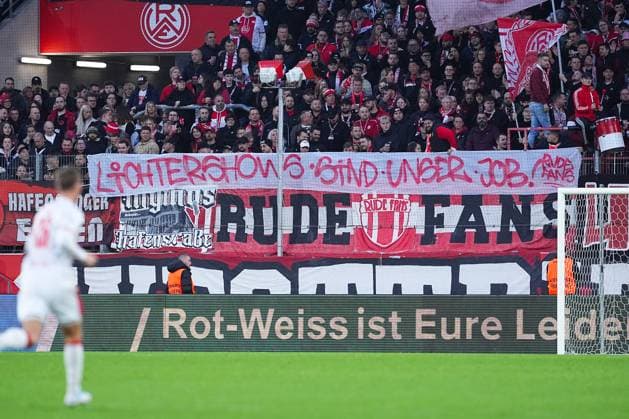 02.11.2025, xydrx, Fußball, 3.Liga, Rot-Weiss Essen - 1.FC Schweinfurt 05, Saison 2025 2026, Stadion an der Hafenstraße: Banner der Essener Fans mit der Aufschrift: Lichtershows sind unser Job DFB regulations prohibit any use of photographs as image sequences and or quasi-video. Nordrhein-Westfahlen Deutschland