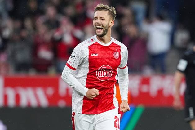 02.11.2025, xydrx, Fußball, 3.Liga, Rot-Weiss Essen - 1.FC Schweinfurt 05, Saison 2025 2026, Stadion an der Hafenstraße: Torjubel nach dem Tor zum 1:0 für Rot-Weiss Essen durch Torschütze Torben Muesel (Rot-Weiss Essen 26) DFB regulations prohibit any use of photographs as image sequences and or quasi-video. Nordrhein-Westfahlen Deutschland