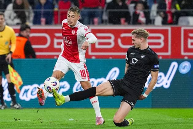 02.11.2025, xydrx, Fußball, 3.Liga, Rot-Weiss Essen - 1.FC Schweinfurt 05, Saison 2025 2026, Stadion an der Hafenstraße: Marvin Obuz (Rot-Weiss Essen 10) im Zweikampf gegen Jakob Tranziska (1.FC Schweinfurt 05 17) DFB regulations prohibit any use of photographs as image sequences and or quasi-video. Nordrhein-Westfahlen Deutschland
