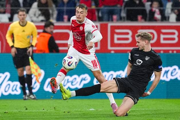02.11.2025, xydrx, Fußball, 3.Liga, Rot-Weiss Essen - 1.FC Schweinfurt 05, Saison 2025 2026, Stadion an der Hafenstraße: Marvin Obuz (Rot-Weiss Essen 10) im Zweikampf gegen Jakob Tranziska (1.FC Schweinfurt 05 17) DFB regulations prohibit any use of photographs as image sequences and or quasi-video. Nordrhein-Westfahlen Deutschland