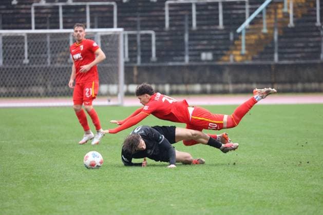 02 11 2025, GER, Soccer, Men, FC Augsburg, FC Augsburg II, FC Augsburg U23, FCA U23, Regionalliga Bayern, Season 2025 2026, SpVgg Greuther Fürth II, SpVgg Greuther Fürth U23 FCA U23 player Oliver Sorg in the match against SpVgg Greuther Fürth II